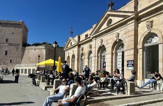 Le Café de la Consigne est un bar et une cantine ouvert du matin jus'à l'heure de l'apéro sur une terrasse d'un bâtiment historique du Vieux-Port : la consigne sanitaire. (Facade)