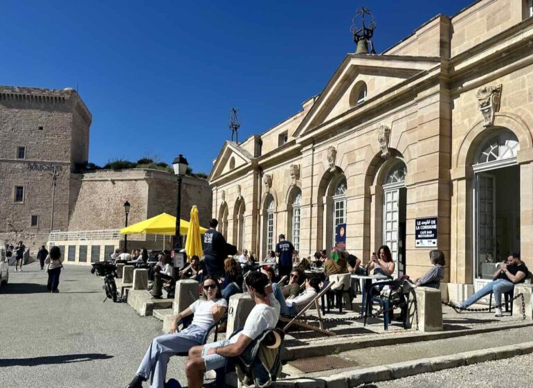Le Café de la Consigne est un bar et une cantine ouvert du matin jus'à l'heure de l'apéro sur une terrasse d'un bâtiment historique du Vieux-Port : la consigne sanitaire. (Facade)
