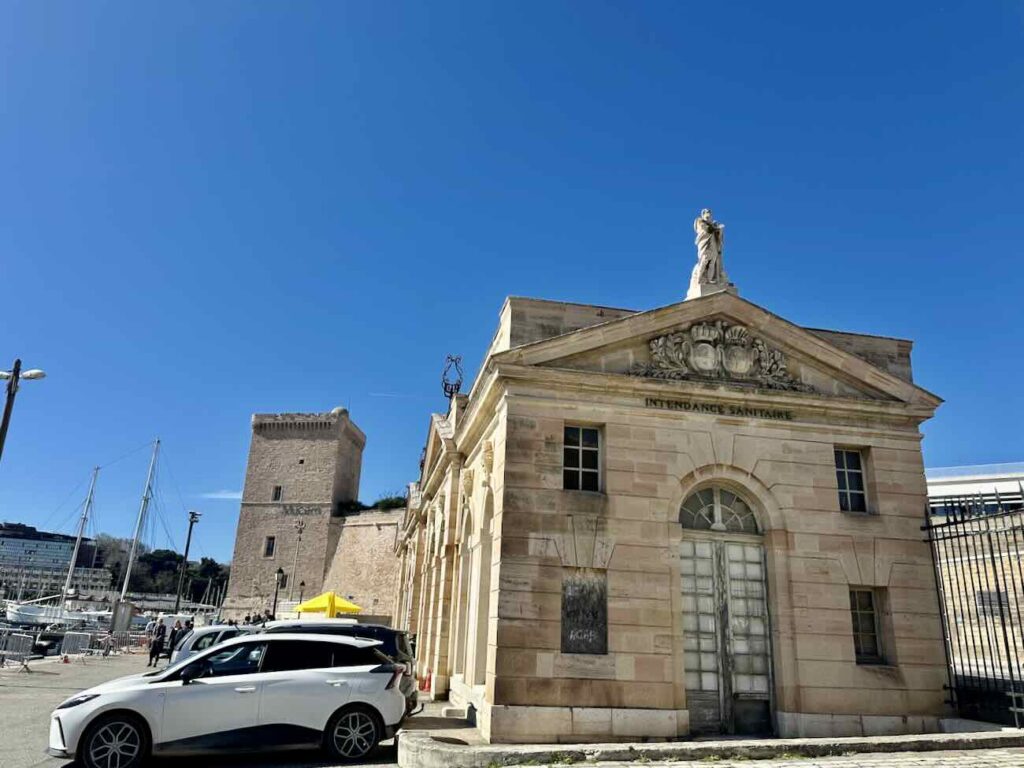 Le Café de la Consigne est un bar et une cantine ouvert du matin jus'à l'heure de l'apéro sur une terrasse d'un bâtiment historique du Vieux-Port : la consigne sanitaire (pignon)