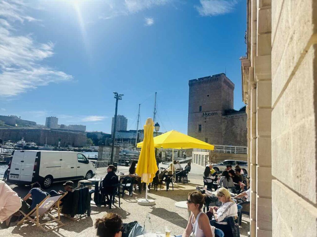 Le Café de la Consigne est un bar et une cantine ouvert du matin jus'à l'heure de l'apéro sur une terrasse d'un bâtiment historique du Vieux-Port : la consigne sanitaire (quais)