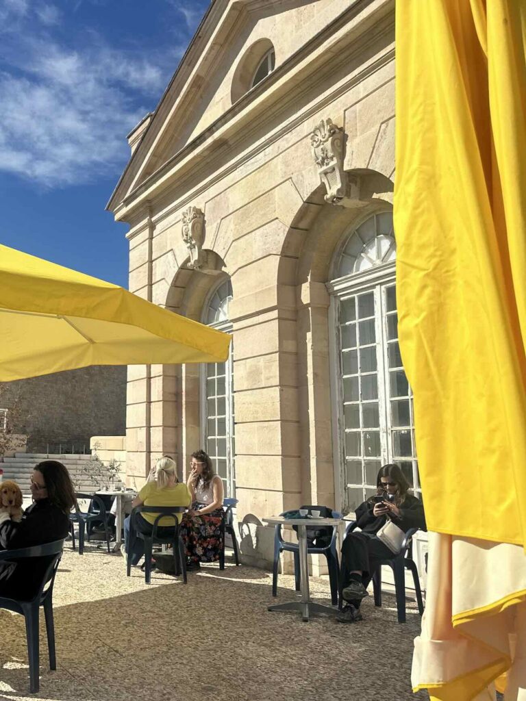 Le Café de la Consigne est un bar et une cantine ouvert du matin jus'à l'heure de l'apéro sur une terrasse d'un bâtiment historique du Vieux-Port : la consigne sanitaire (parasol)