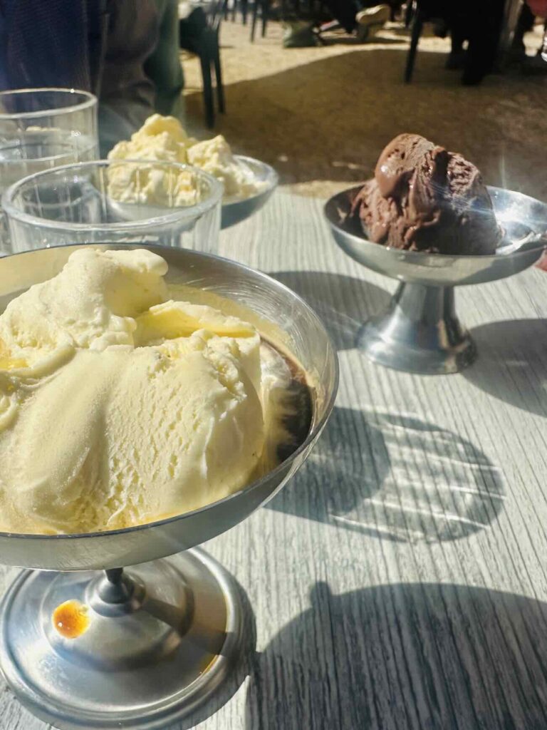 Le Café de la Consigne est un bar et une cantine ouvert du matin jus'à l'heure de l'apéro sur une terrasse d'un bâtiment historique du Vieux-Port : la consigne sanitaire (afogato)