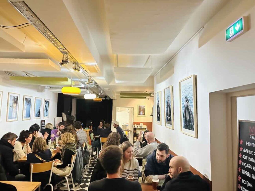 Le Ponpon est un bar populaire ouvert chaque fin d'après-midi à deux pas du Palais Longchamp dans la quartier des 5 avenues à Marseille. On vient autant pour boire un verre, grignoter qu'écouter un concert ou faire une partie de billard (salle)