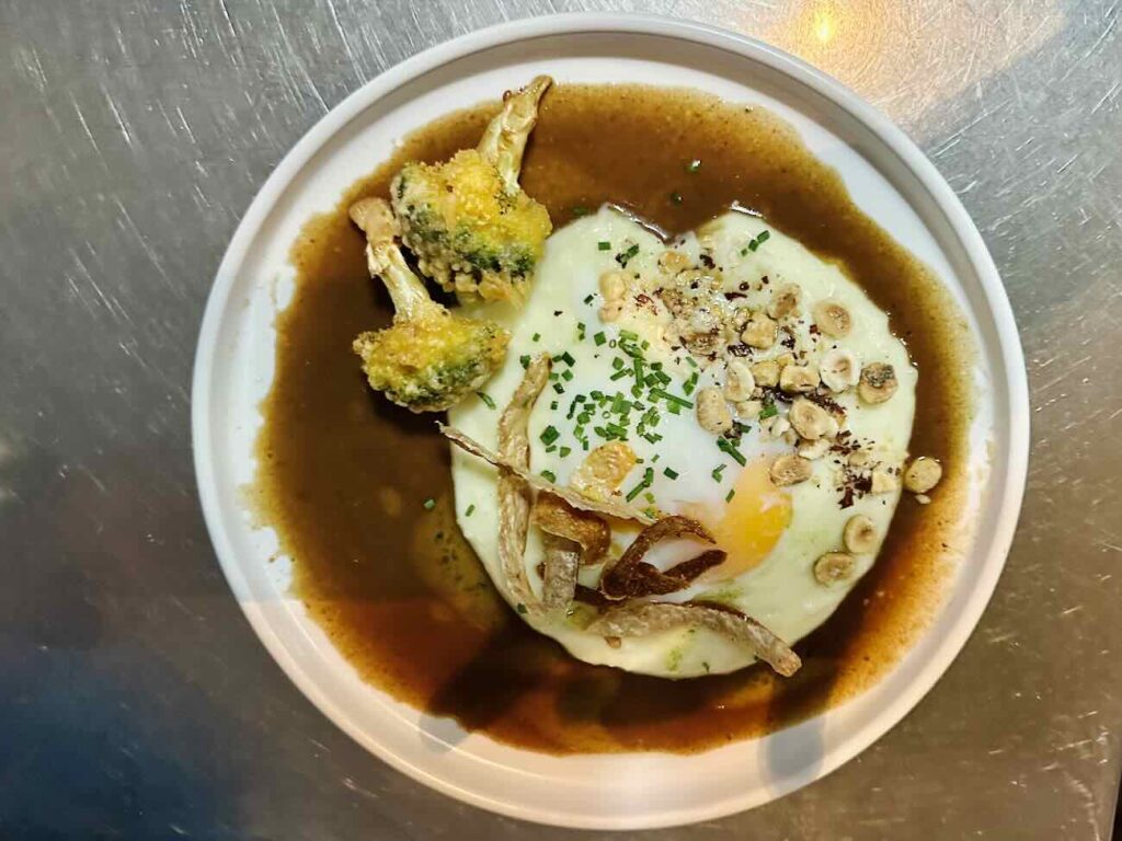 Le Ponpon est un bar populaire ouvert chaque fin d'après-midi à deux pas du Palais Longchamp dans la quartier des 5 avenues à Marseille. On vient autant pour boire un verre, grignoter qu'écouter un concert ou faire une partie de billard (plats)