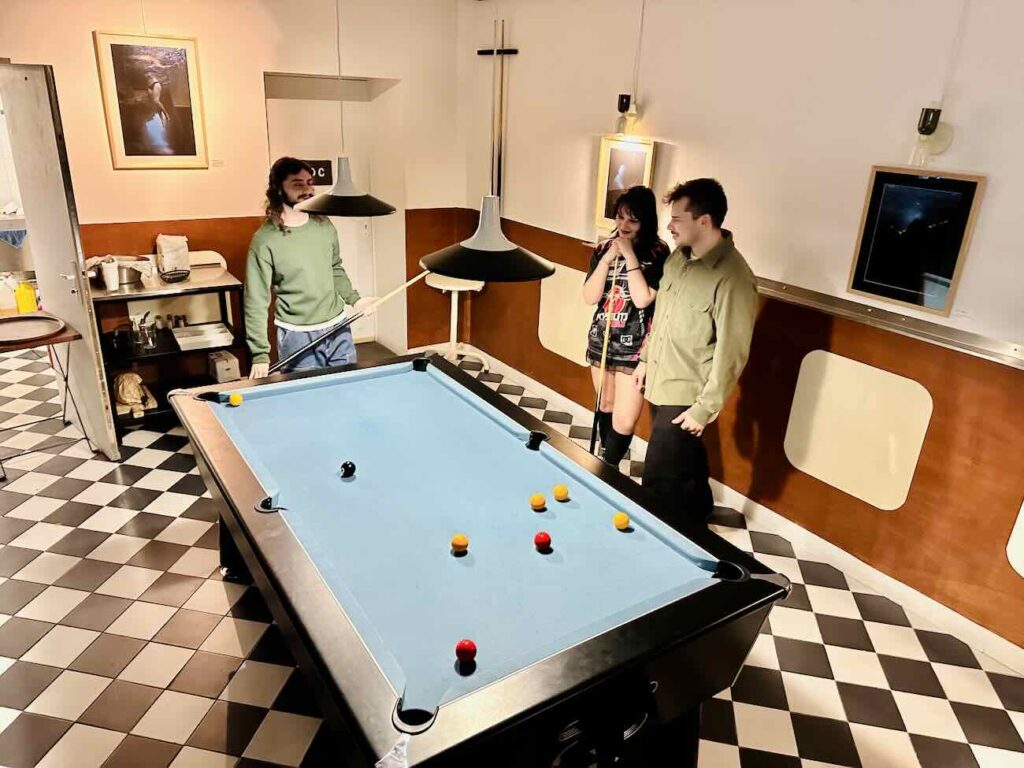 Le Ponpon est un bar populaire ouvert chaque fin d'après-midi à deux pas du Palais Longchamp dans la quartier des 5 avenues à Marseille. On vient autant pour boire un verre, grignoter qu'écouter un concert ou faire une partie de billard (billard anglais)