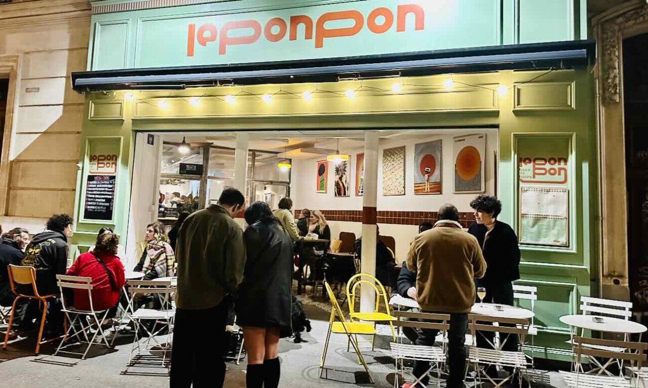 Le Ponpon est un bar populaire ouvert chaque fin d'après-midi à deux pas du Palais Longchamp dans la quartier des 5 avenues à Marseille. On vient autant pour boire un verre, grignoter qu'écouter un concert ou faire une partie de billard (Devanture).