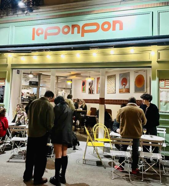 Le Ponpon est un bar populaire ouvert chaque fin d'après-midi à deux pas du Palais Longchamp dans la quartier des 5 avenues à Marseille. On vient autant pour boire un verre, grignoter qu'écouter un concert ou faire une partie de billard (Devanture).