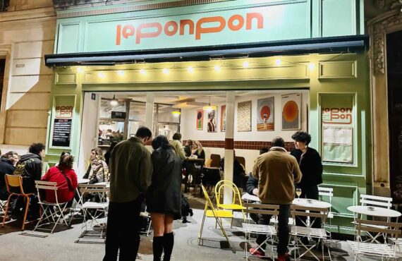 Le Ponpon est un bar populaire ouvert chaque fin d'après-midi à deux pas du Palais Longchamp dans la quartier des 5 avenues à Marseille. On vient autant pour boire un verre, grignoter qu'écouter un concert ou faire une partie de billard (Devanture).