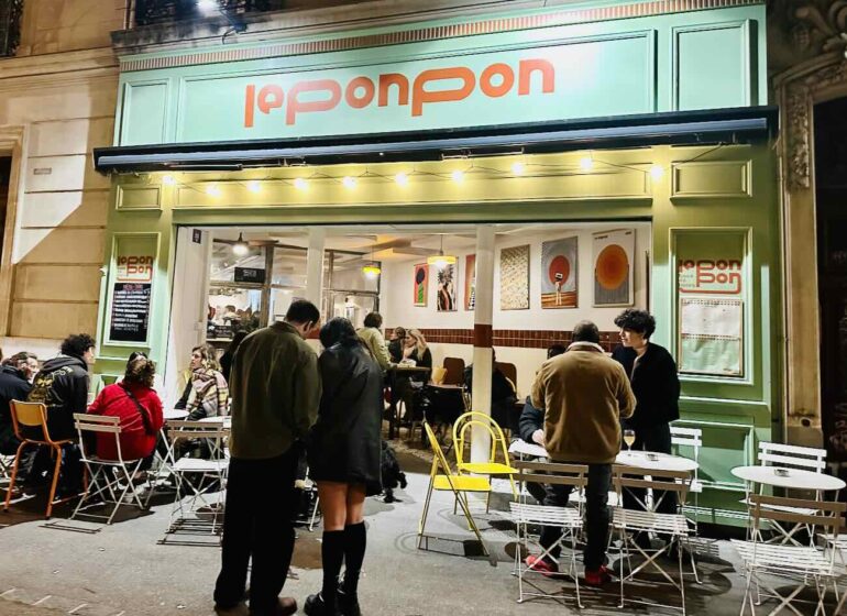 Le Ponpon est un bar populaire ouvert chaque fin d'après-midi à deux pas du Palais Longchamp dans la quartier des 5 avenues à Marseille. On vient autant pour boire un verre, grignoter qu'écouter un concert ou faire une partie de billard (Devanture).