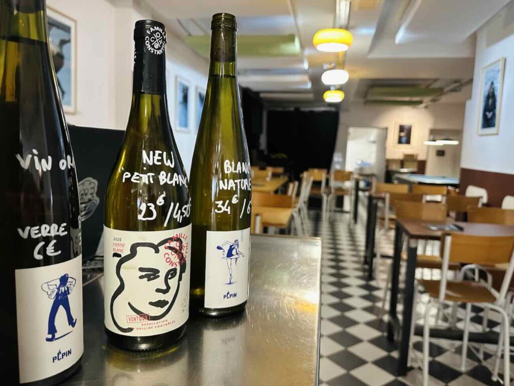 Le Ponpon est un bar populaire ouvert chaque fin d'après-midi à deux pas du Palais Longchamp dans la quartier des 5 avenues à Marseille. On vient autant pour boire un verre, grignoter qu'écouter un concert ou faire une partie de billard (vins)