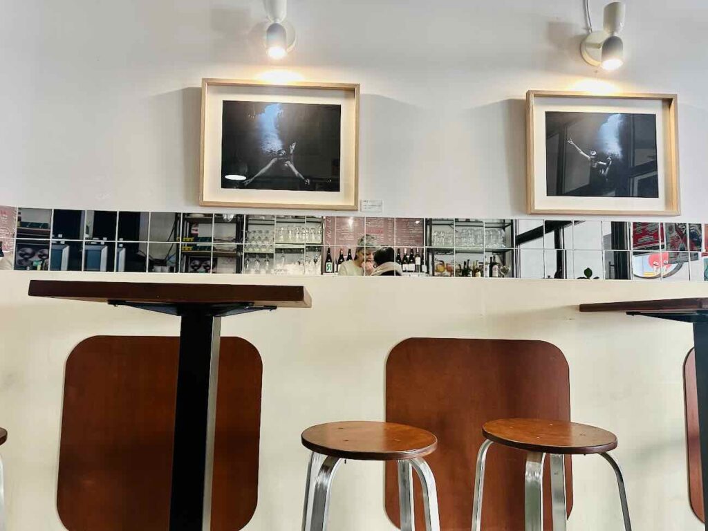 Le Ponpon est un bar populaire ouvert chaque fin d'après-midi à deux pas du Palais Longchamp dans la quartier des 5 avenues à Marseille. On vient autant pour boire un verre, grignoter qu'écouter un concert ou faire une partie de billard (mange debouts)