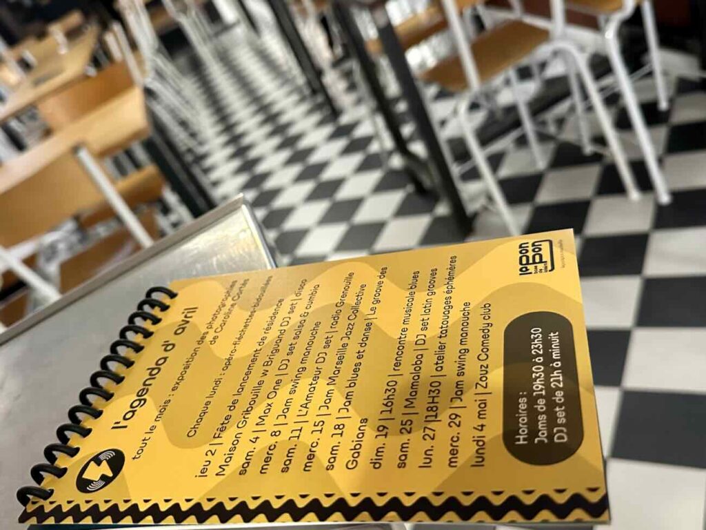 Le Ponpon est un bar populaire ouvert chaque fin d'après-midi à deux pas du Palais Longchamp dans la quartier des 5 avenues à Marseille. On vient autant pour boire un verre, grignoter qu'écouter un concert ou faire une partie de billard (programmation)