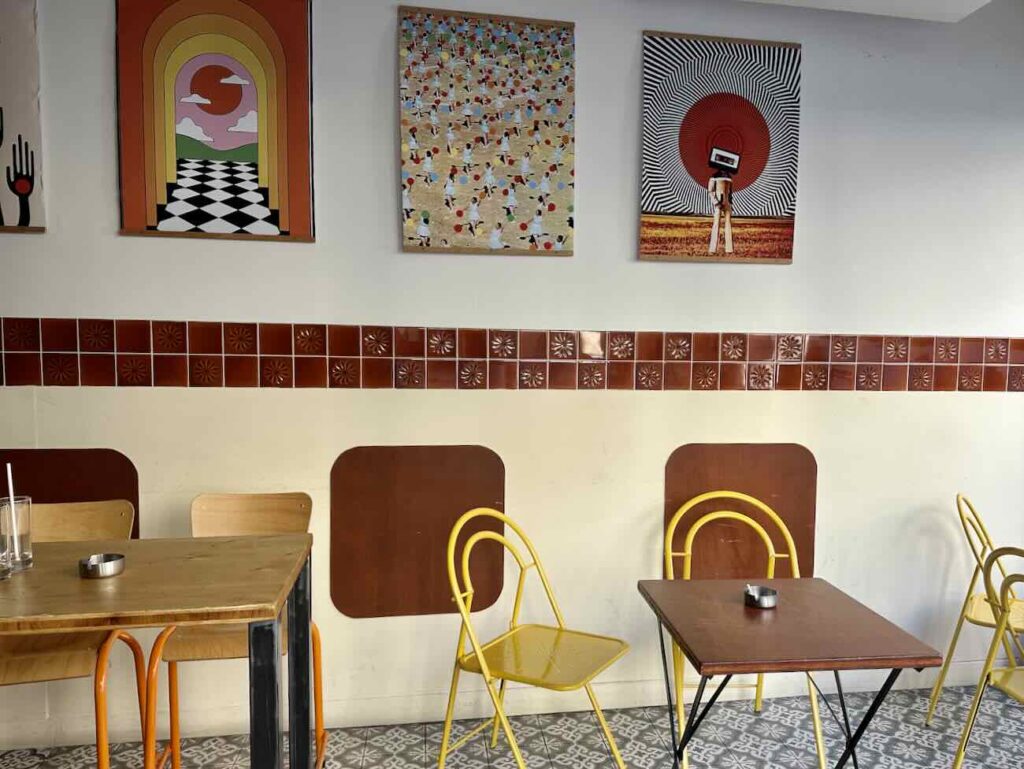 Le Ponpon est un bar populaire ouvert chaque fin d'après-midi à deux pas du Palais Longchamp dans la quartier des 5 avenues à Marseille. On vient autant pour boire un verre, grignoter qu'écouter un concert ou faire une partie de billard (terrasse couverte)