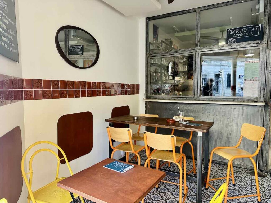 Le Ponpon est un bar populaire ouvert chaque fin d'après-midi à deux pas du Palais Longchamp dans la quartier des 5 avenues à Marseille. On vient autant pour boire un verre, grignoter qu'écouter un concert ou faire une partie de billard (passe-plats)