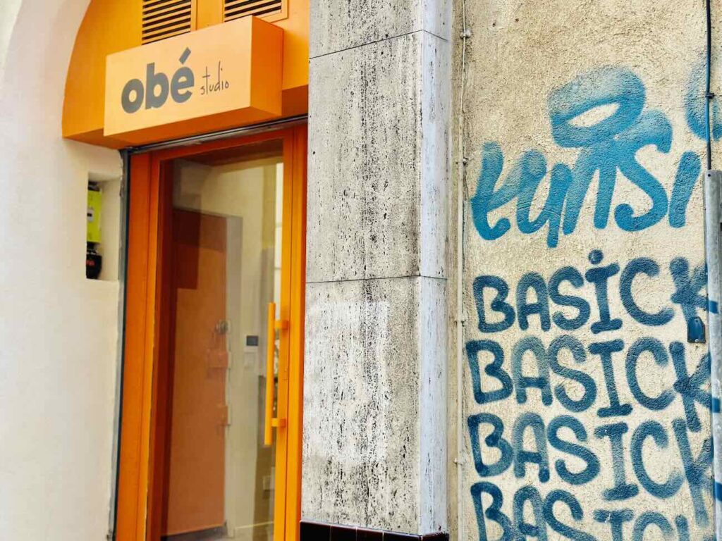 OBÉ studio est un centre de détatouage au laser situé au centre-ville de Marseille. Il propose un accompagnement médical tout au long du protocole dans un décor désign et coloré fait pour être apaisant et inspirant (devanture)