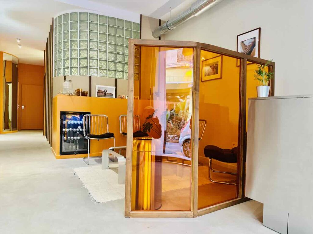 OBÉ studio est un centre de détatouage au laser situé au centre-ville de Marseille. Il propose un accompagnement médical tout au long du protocole dans un décor désign et coloré fait pour être apaisant et inspirant (intérieur) .