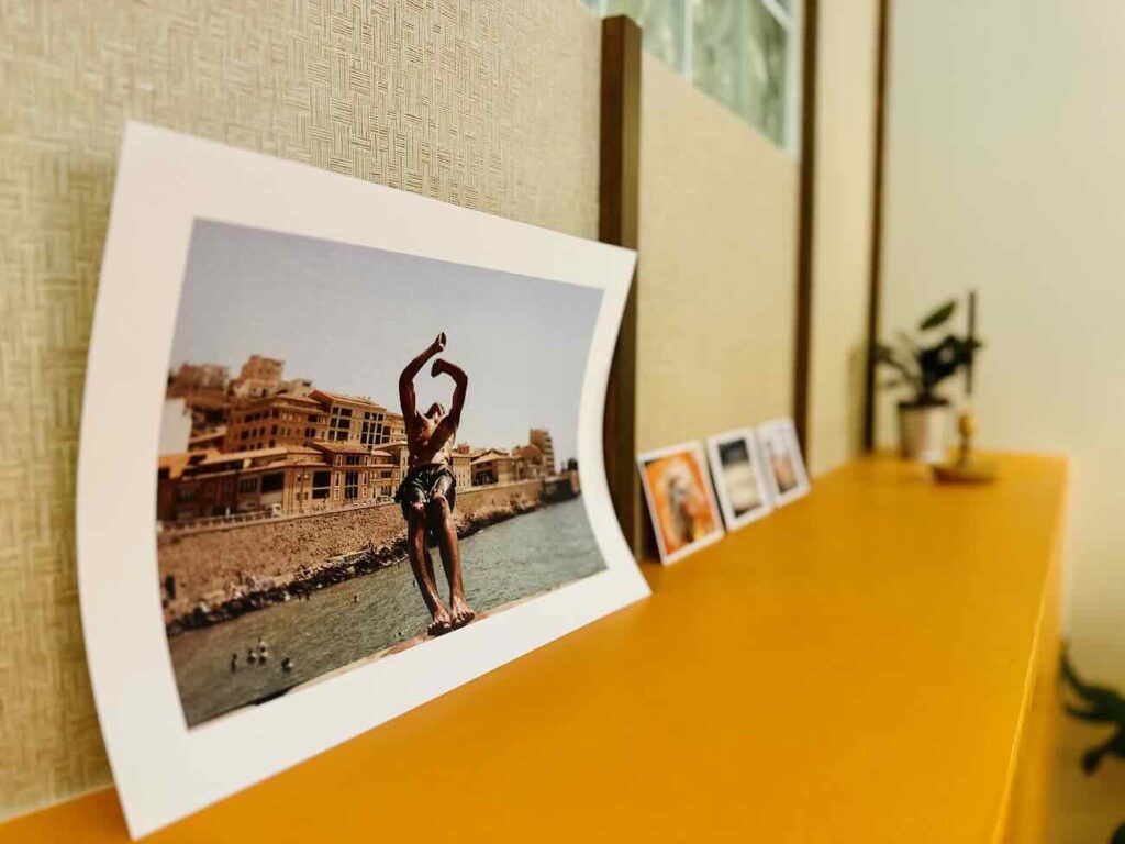 OBÉ studio est un centre de détatouage au laser situé au centre-ville de Marseille. Il propose un accompagnement médical tout au long du protocole dans un décor désign et coloré fait pour être apaisant et inspirant (déco photo)