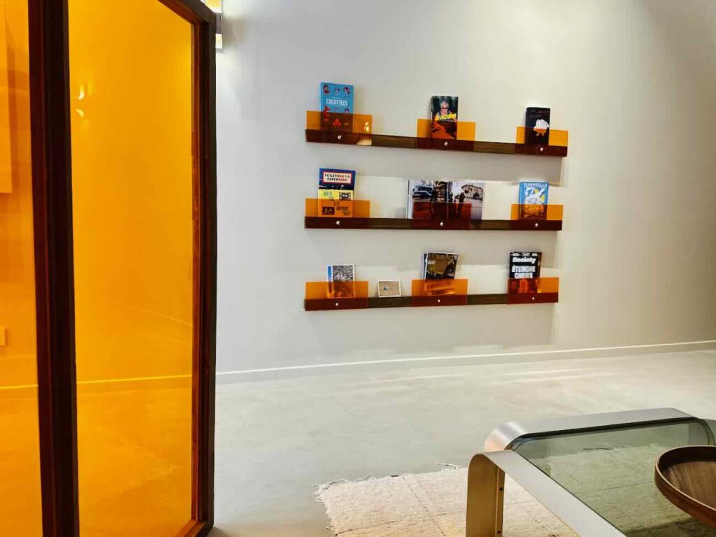 OBÉ studio est un centre de détatouage au laser situé au centre-ville de Marseille. Il propose un accompagnement médical tout au long du protocole dans un décor désign et coloré fait pour être apaisant et inspirant (lmagazine)