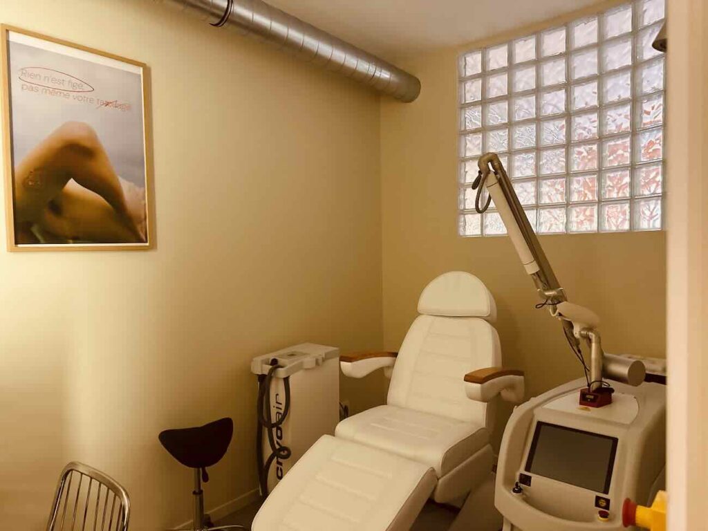 OBÉ studio est un centre de détatouage au laser situé au centre-ville de Marseille. Il propose un accompagnement médical tout au long du protocole dans un décor désign et coloré fait pour être apaisant et inspirant (fauteuil soin)