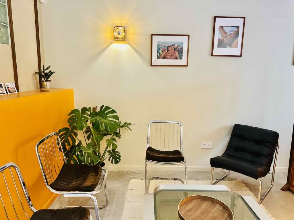 OBÉ studio est un centre de détatouage au laser situé au centre-ville de Marseille. Il propose un accompagnement médical tout au long du protocole dans un décor désign et coloré fait pour être apaisant et inspirant (salon vintage et design)