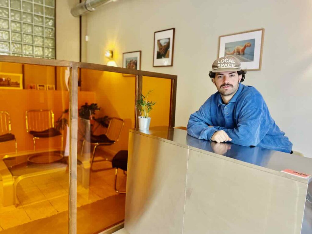 OBÉ studio est un centre de détatouage au laser situé au centre-ville de Marseille. Il propose un accompagnement médical tout au long du protocole dans un décor désign et coloré fait pour être apaisant et inspirant (Olivier Bon Saint Come accueil)