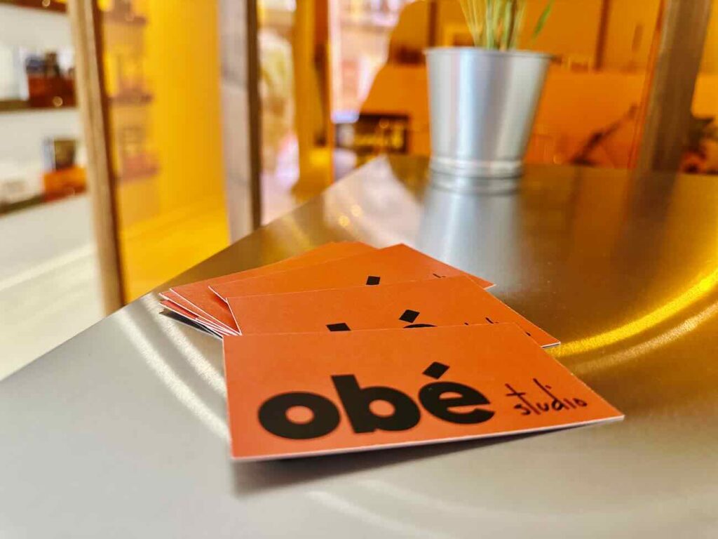 OBÉ studio est un centre de détatouage au laser situé au centre-ville de Marseille. Il propose un accompagnement médical tout au long du protocole dans un décor désign et coloré fait pour être apaisant et inspirant (carte de visite)