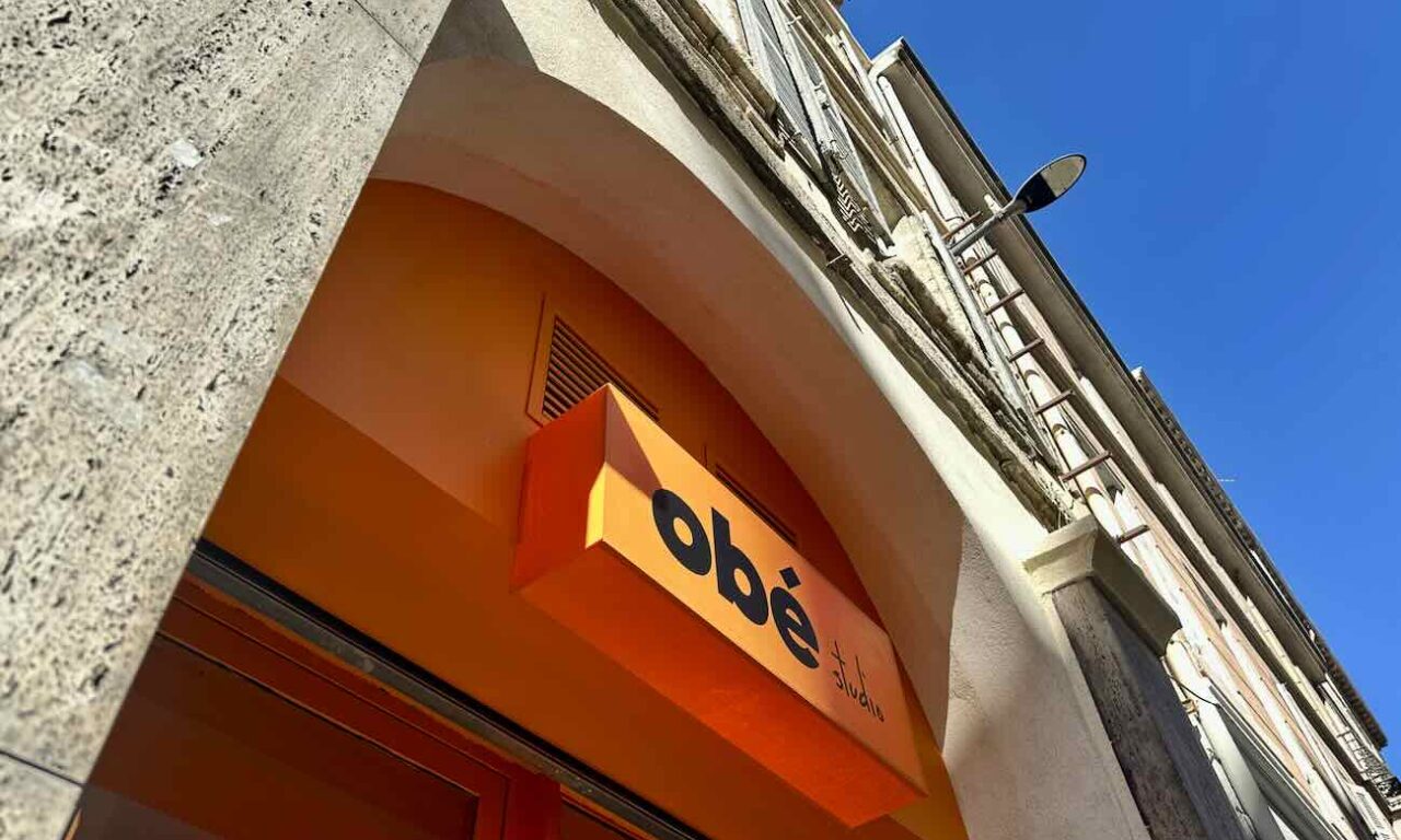 OBÉ studio est un centre de détatouage au laser situé au centre-ville de Marseille. Il propose un accompagnement médical tout au long du protocole dans un décor désign et coloré fait pour être apaisant et inspirant (ciel bleu)