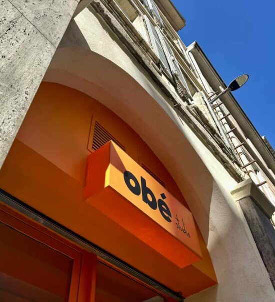 OBÉ studio est un centre de détatouage au laser situé au centre-ville de Marseille. Il propose un accompagnement médical tout au long du protocole dans un décor désign et coloré fait pour être apaisant et inspirant (ciel bleu)