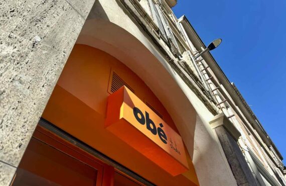 OBÉ studio est un centre de détatouage au laser situé au centre-ville de Marseille. Il propose un accompagnement médical tout au long du protocole dans un décor désign et coloré fait pour être apaisant et inspirant (ciel bleu)
