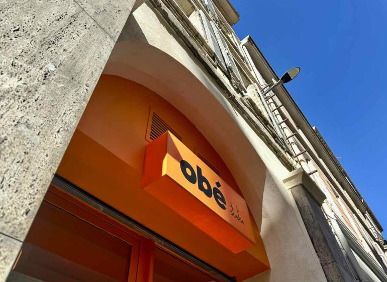 OBÉ studio est un centre de détatouage au laser situé au centre-ville de Marseille. Il propose un accompagnement médical tout au long du protocole dans un décor désign et coloré fait pour être apaisant et inspirant (ciel bleu)