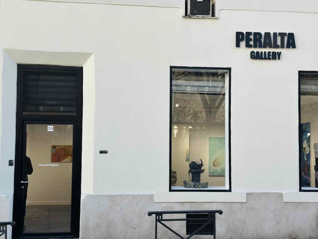 Peralta Gallery est une jeune galerie qui se consacre à la promotion de talents émergents en art contemporain. Elle est situé face au Palais de justice de Marseille (devanture)
