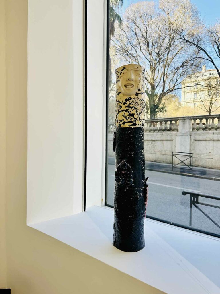 Peralta Gallery est une jeune galerie qui se consacre à la promotion de talents émergents en art contemporain. Elle est situé face au Palais de justice de Marseille (fenêtres)