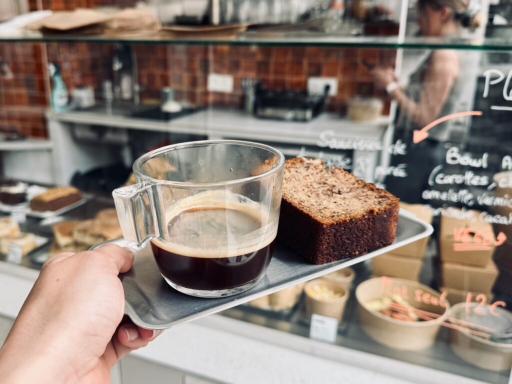 Dans le quartier préfecture à Marseille, Road Social Club conjuge coffee‑shop et boutique fitness pointue. (café)