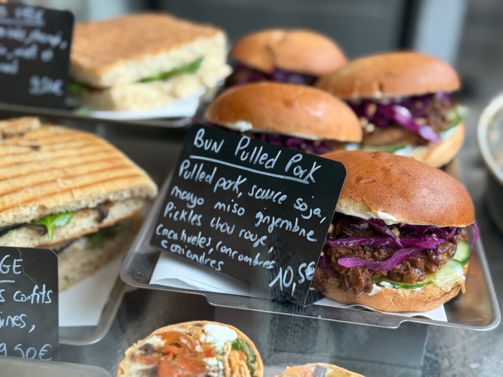 Dans le quartier préfecture à Marseille, Road Social Club conjuge coffee‑shop et boutique fitness pointue. (bun)