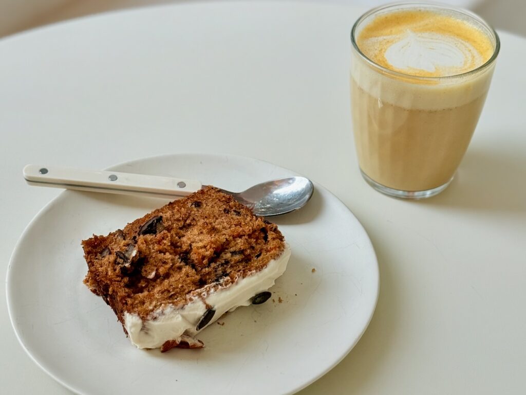 Dans le quartier préfecture à Marseille, Road Social Club conjuge coffee‑shop et boutique fitness pointue. (carrot cake)