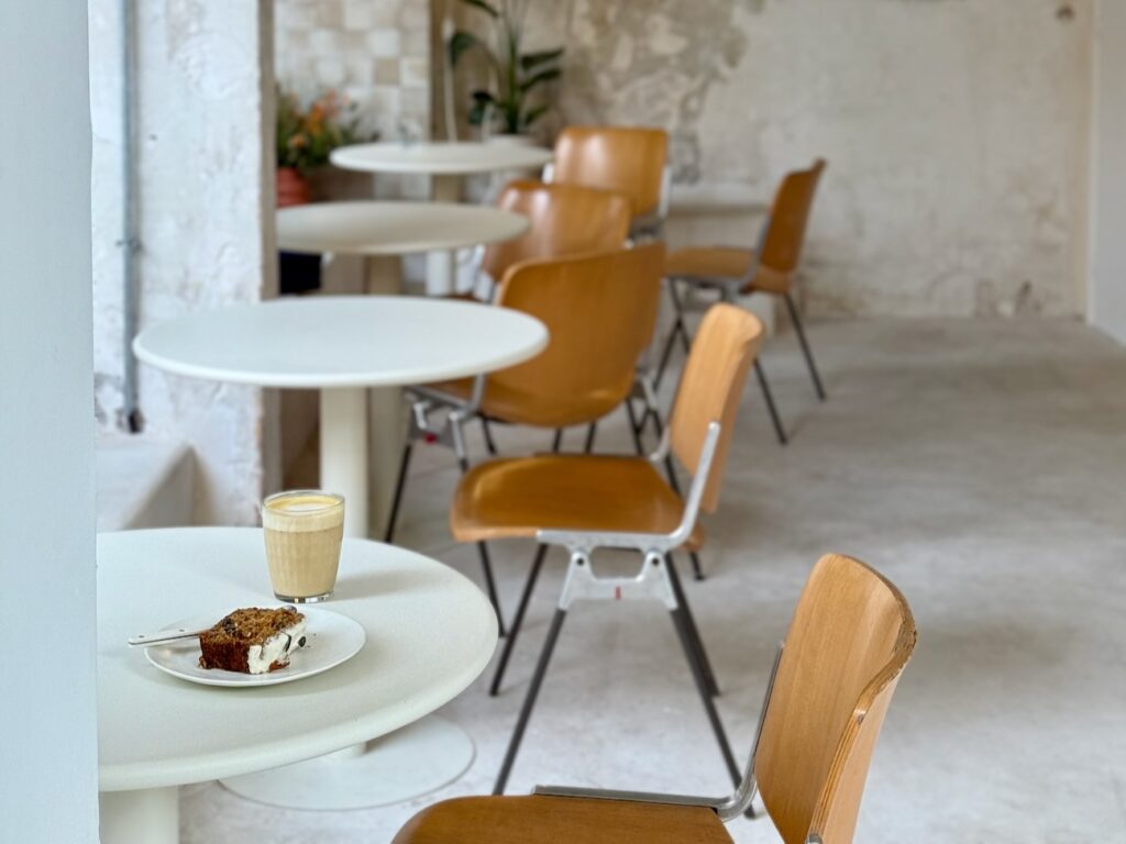 Dans le quartier préfecture à Marseille, Road Social Club conjuge coffee‑shop et boutique fitness pointue. (chaises)