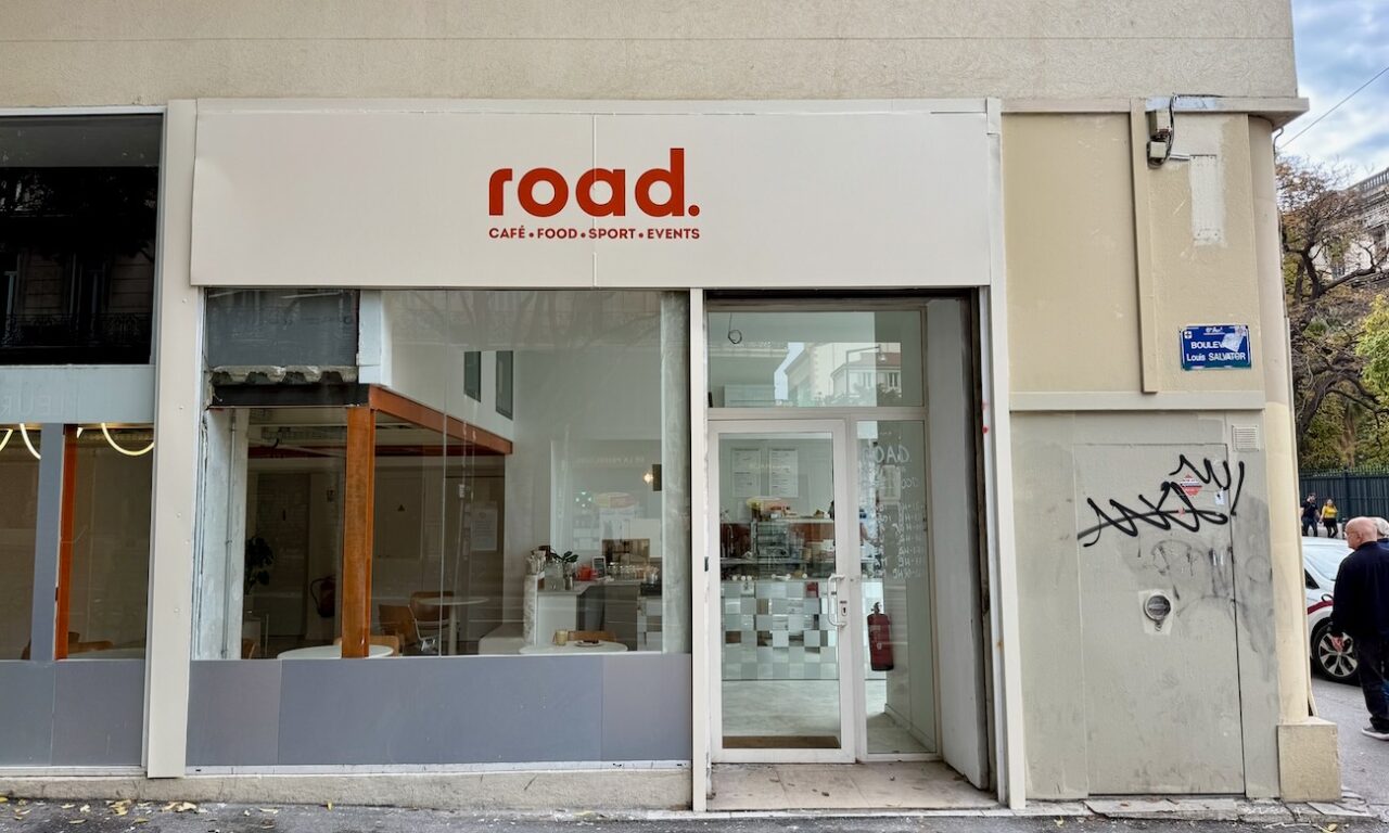 Dans le quartier préfecture à Marseille, Road Social Club conjuge coffee‑shop et boutique fitness pointue. (façade)