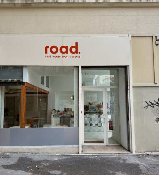 Dans le quartier préfecture à Marseille, Road Social Club conjuge coffee‑shop et boutique fitness pointue. (façade)