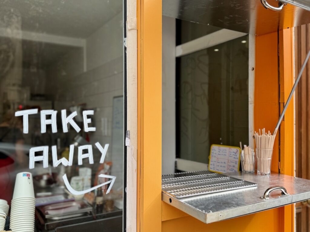 Dans le quartier préfecture à Marseille, Road Social Club conjuge coffee‑shop et boutique fitness pointue. (take away close up)