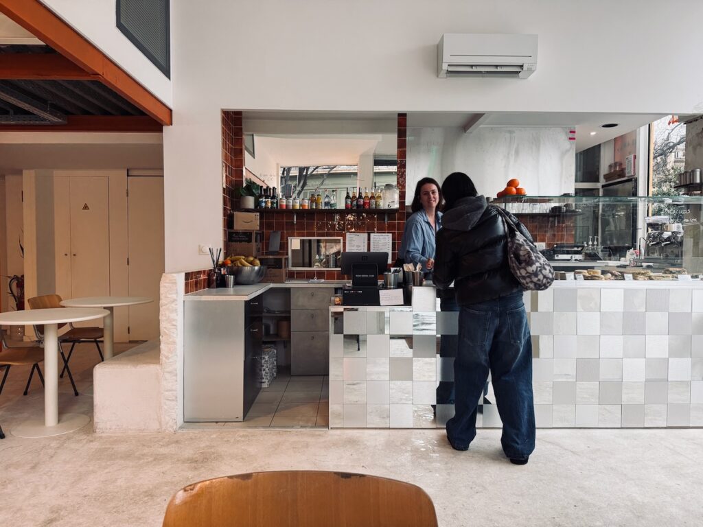 Dans le quartier préfecture à Marseille, Road Social Club conjuge coffee‑shop et boutique fitness pointue. (comptoir bis)