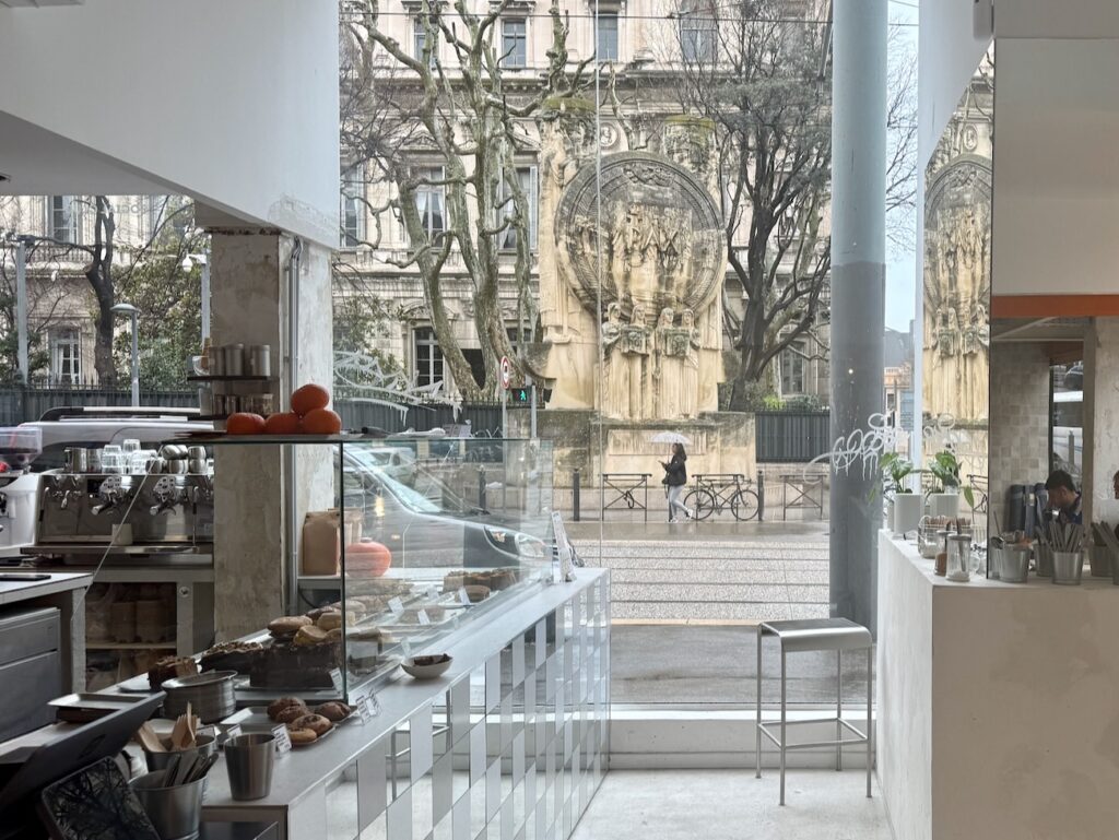 Dans le quartier préfecture à Marseille, Road Social Club conjuge coffee‑shop et boutique fitness pointue. (comptoir)