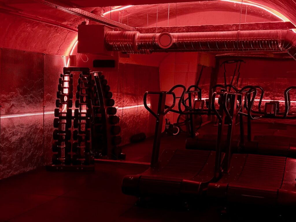 Dans le quartier préfecture à Marseille, Road Social Club conjuge coffee‑shop et boutique fitness pointue. (cardio training)