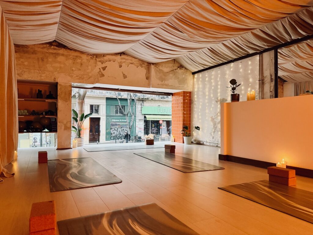 Dans le quartier préfecture à Marseille, Road Social Club conjuge coffee‑shop et boutique fitness pointue. (salle yoga)