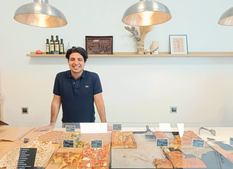 À Marseille, les boulangeries Hatsatoun mettent le lavash et les saveurs traditionnelles d'Arménie à l'honneur. Cette deuxième adresse rue Sainte connaît un succès mérité (gérant)