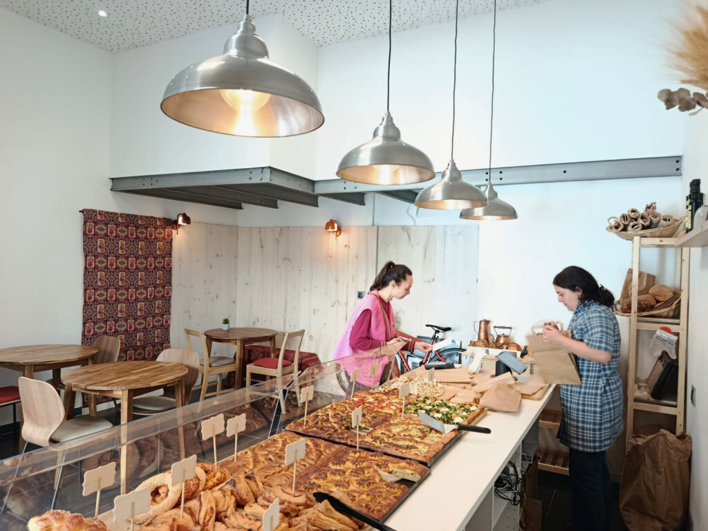 À Marseille, les boulangeries Hatsatoun mettent le lavash et les saveurs traditionnelles d'Arménie à l'honneur. Cette deuxième adresse rue Sainte connaît un succès mérité (cliente)