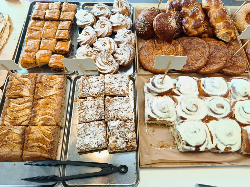 À Marseille, les boulangeries Hatsatoun mettent le lavash et les saveurs traditionnelles d'Arménie à l'honneur. Cette deuxième adresse rue Sainte connaît un succès mérité (desserts)
