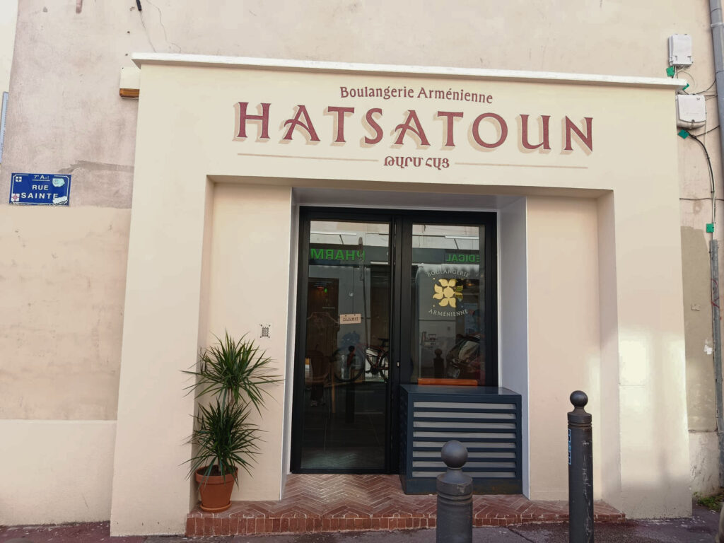 Hatsatoun est une boulangerie arménienne à Marseille qui vient d'ouvrir une seconde adresse à Marseille. Dans la quartier des Réformés comme à la rue Sainte elle propose de nombreuses spécialités du Caucase comme le lavash (Devanture)