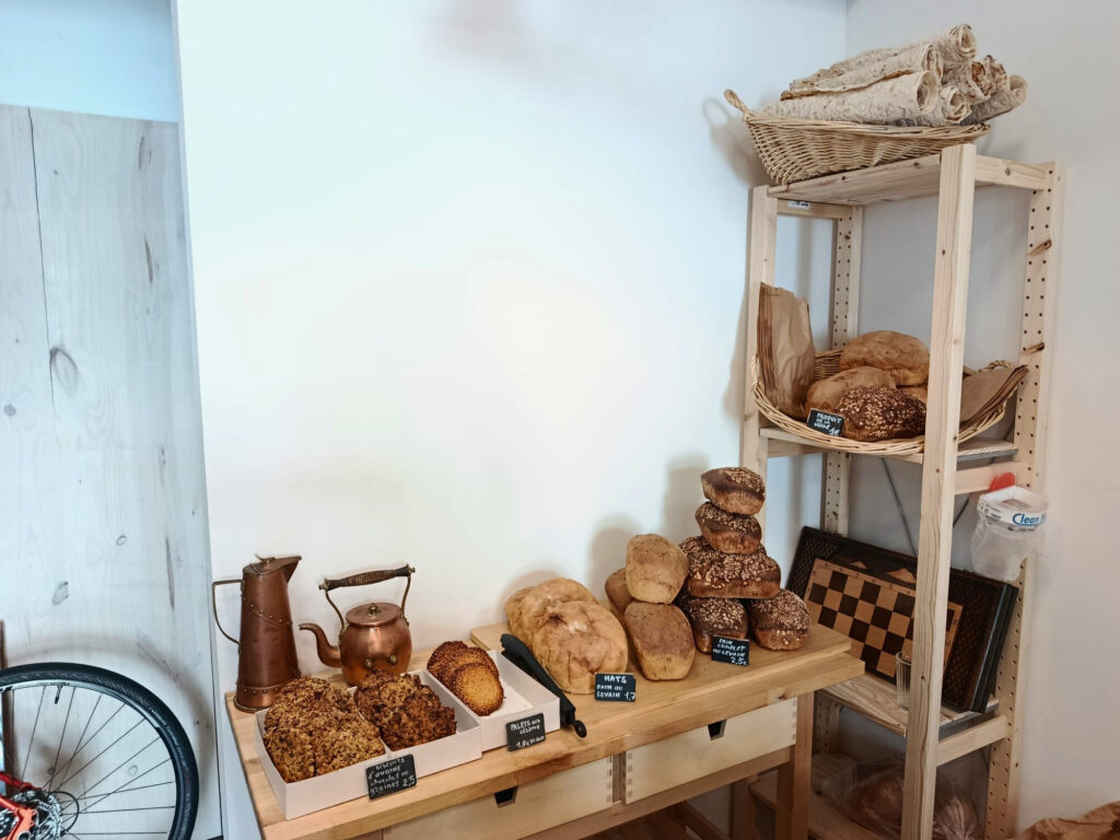 À Marseille, les boulangeries Hatsatoun mettent le lavash et les saveurs traditionnelles d'Arménie à l'honneur. Cette deuxième adresse rue Sainte connaît un succès mérité (recoin)