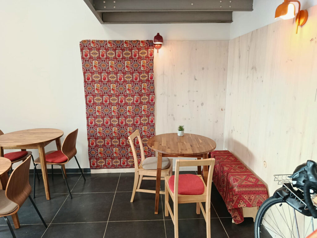 À Marseille, les boulangeries Hatsatoun mettent le lavash et les saveurs traditionnelles d'Arménie à l'honneur. Cette deuxième adresse rue Sainte connaît un succès mérité (intérieur 2)