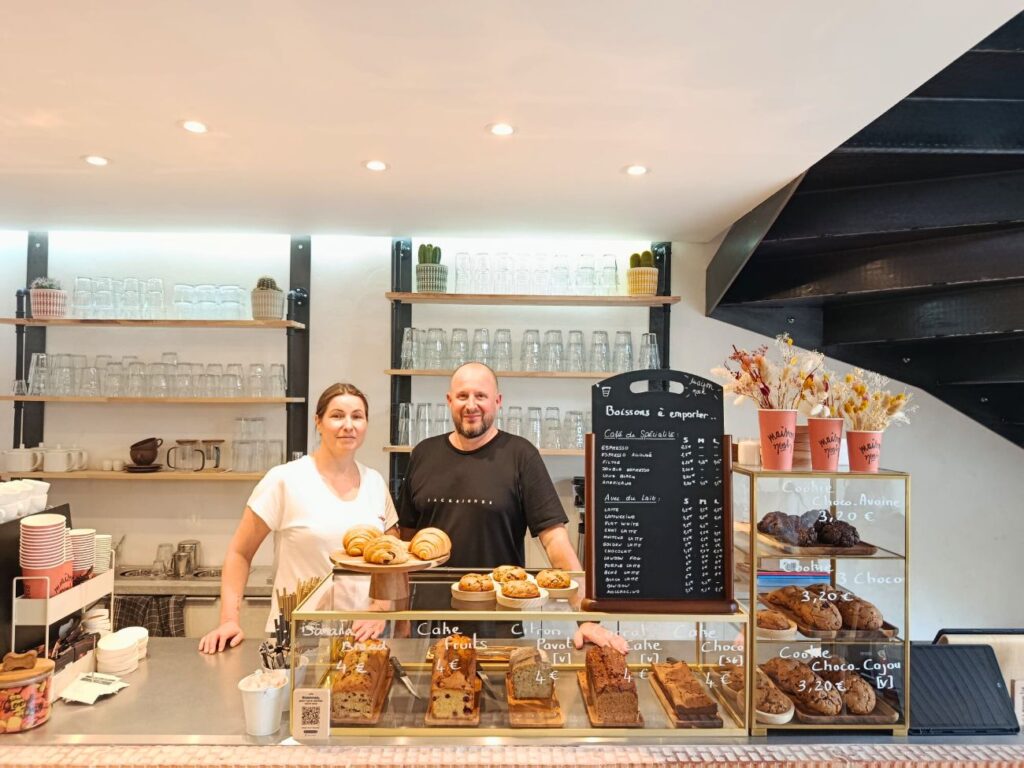 Maison Nosh à Marseille est une cantine-café gourmande et lumineuse où l'on vient, du petit déjeuner au goûter, se délecter d'assiettes bien faites (gérants)